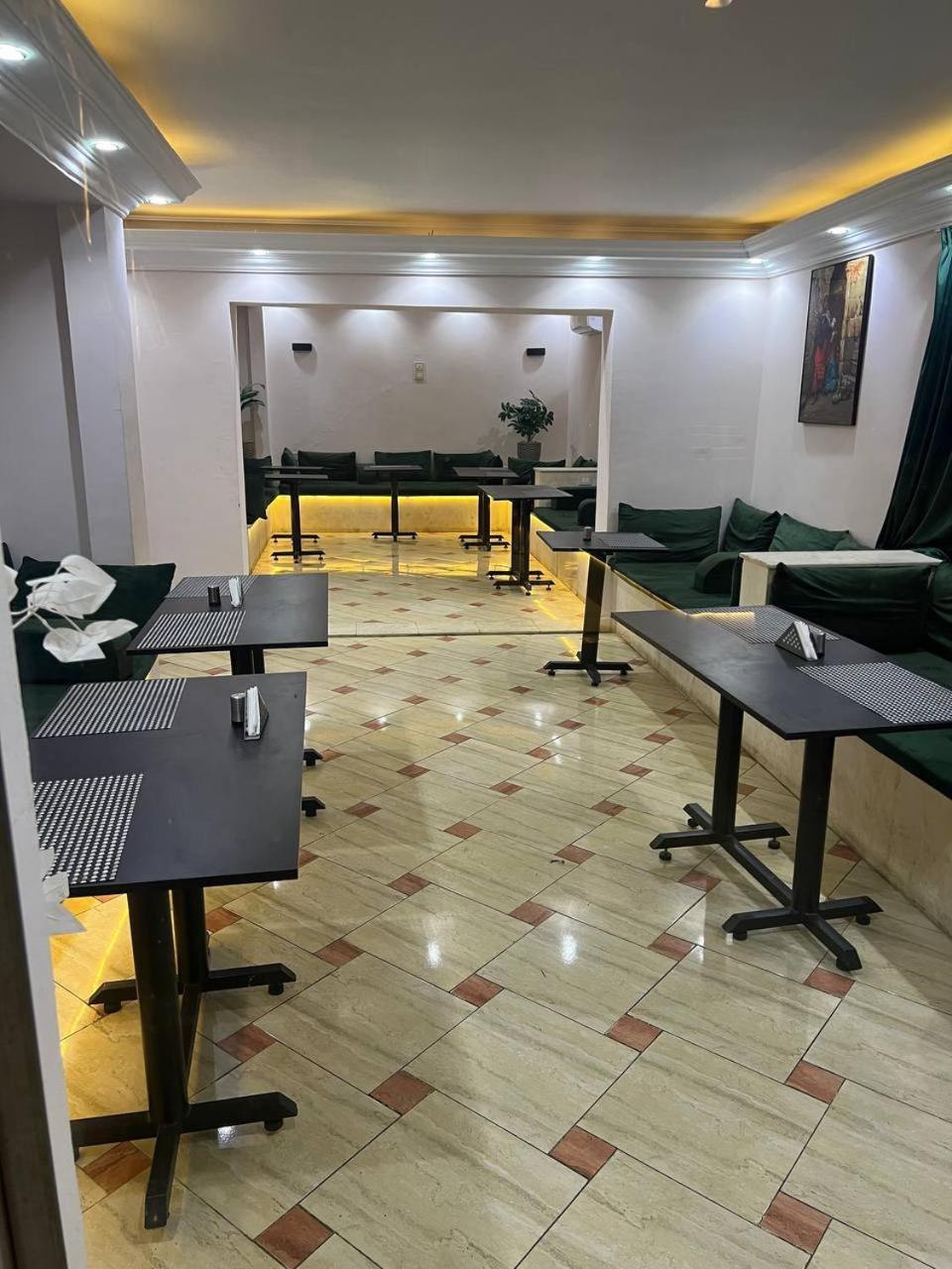 Aziz Egypt Pyramids View Hotel Kafrat al Jabal Bagian luar foto